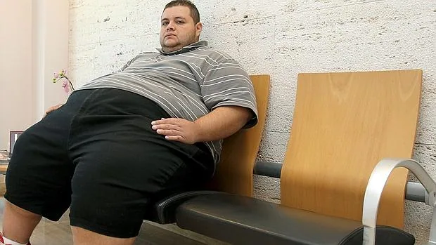 Imagen de archivo de 2010 de la persona considerada el hombre más obeso deEspaña, Gustavo Adolfo Orozco Moreno, de 31 años entonces, cuando pesaba unos 260 kilos