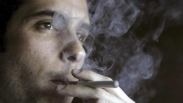 La norma fija las mismas restricciones para el tabaco y los dispositivos liberadores de nicotina