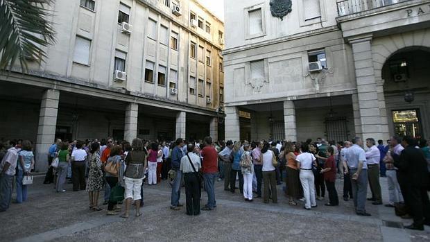 Concentración en los juzgados de Sevilla tras la agresión a un funcionario