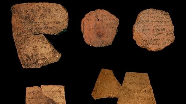 Ostraca, inscripción en cerámica que se ha descubierto y que data