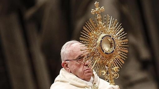 El Papa Francisco durante la celebración de las Vísperas y la solemne ceremonia del Te Deum en la basílica de San Pedro en el Vaticano