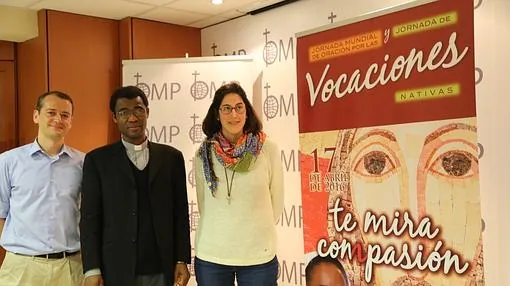 Fernando Bielza (izq.) Guy Bognon y Beatriz Castelló en la sede de OMP en Madrid