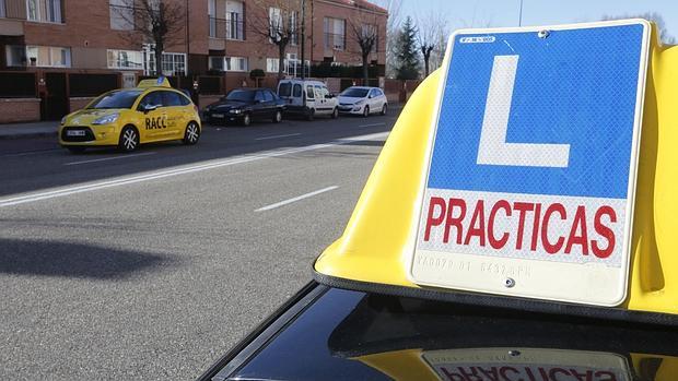 Un coche de autoescuela circula por una calle de Madrid