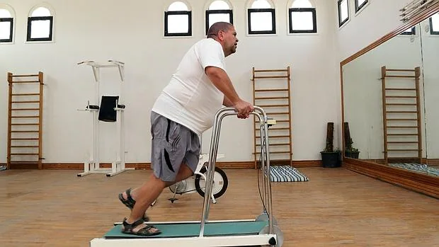 Un hombre practica ejercicio para combatir los kilos de más