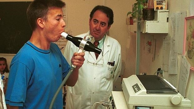 Un joven sopla en la espirometría para comprobar si es asmático en un hospital cordobés