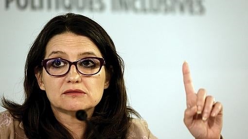 La vicepresidenta del Gobierno valenciano y consejera de Igualdad y Políticas Inclusivas, Mónica Oltra, informa sobre los pagos sociales que lleva a cabo el Gobierno valenciano