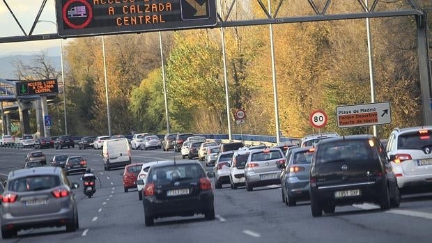 Las salidas de Madrid registran las principales retenciones en carretera por el Puente de Mayo