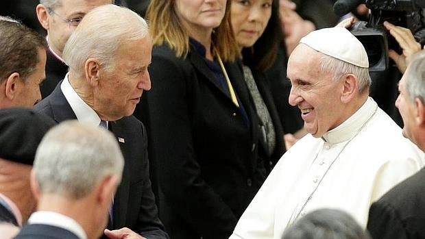 El Papa saluda al vicepresidente de EE.UU., Joe Biden