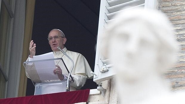 El Papa esta mañana dirigiéndose a los fieles en la Plaza de San Pedro.