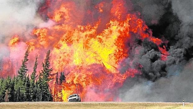 El fuego se extiende imparable por la provincia canadiense de Alberta