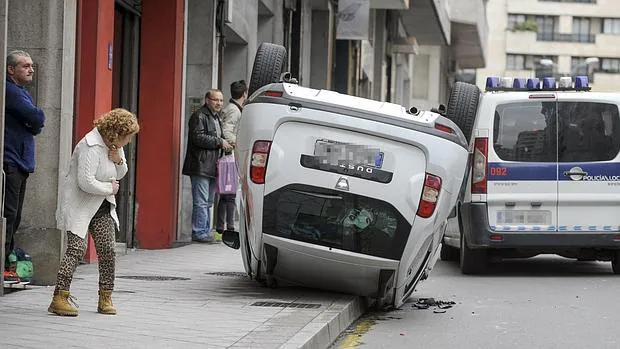 Aparatoso accidente en una calle de Orense