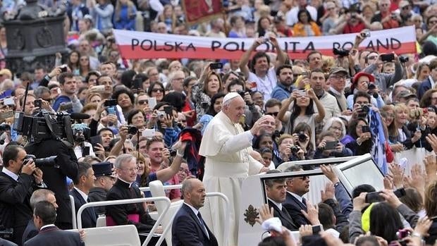 El Papa Francisco saluda a los fieles a su llegada a la audiencia general