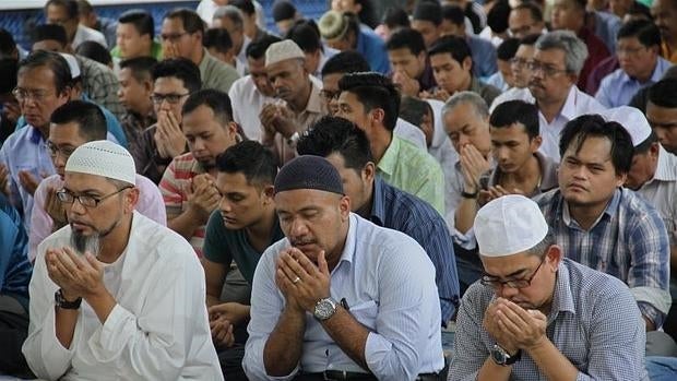 En pleno Ramadán, miles de fieles abarrotaron el viernes la Mezquita Nacional de Kuala Lumpur