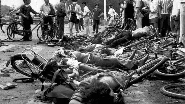 Cuerpos yacen junto a unas bicicletas durante los disturbios de Tiananmen en 1989