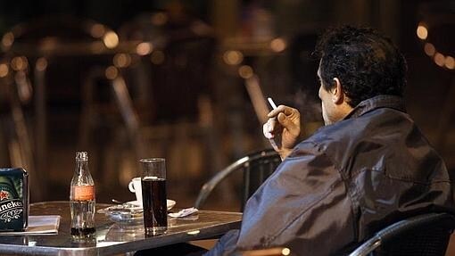 Multas desde 30 hasta 10.000 euros por fumar en las terrazas