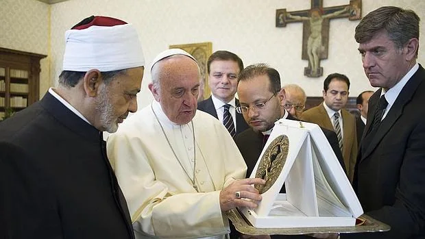 El Papa Francisco, mientras intercambia regalos con el gran imán de la universidad islámica de El Cairo Al Azhar, Ahmed Al Tayeb
