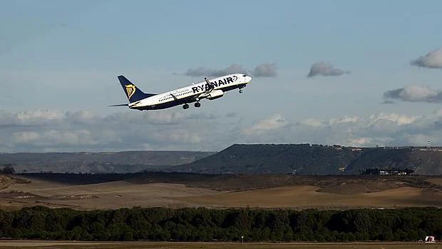 Avión despegando del aeropuerto Adolfo Suárez Madrid-Barajas