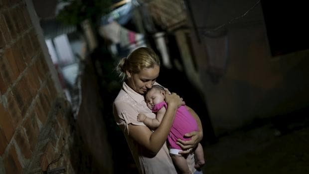 Gleyce Kelly abraza a su hija María que tiene microcefalia, en Recife (Brasil)