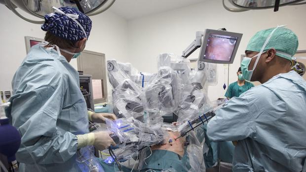 Un equipo médico realiza una cirugía asistida por un robot Da Vinci