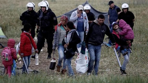 Una familia de refugiados es desalojada en las cercanías de Idomeni, en la frontera entre Grecia y Macedonia