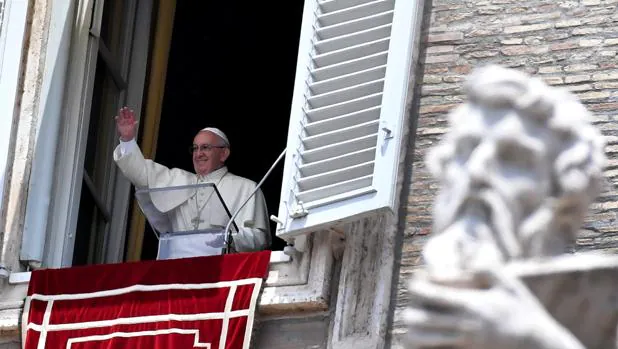 El Papa saluda a los fieles reunidos en la Plaza de San Pedro