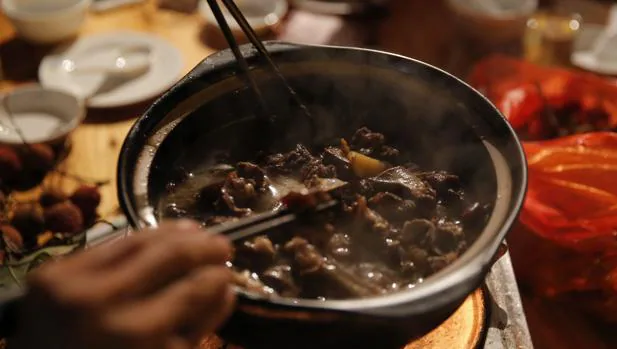 Vista general de un plato de carne de perro listo para servirse en un restaurante en la ciudad de Yulin, en la provincia de Guangxi