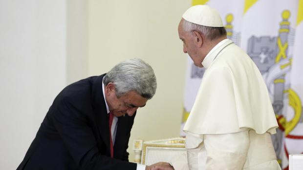 El presidente de Armenia, Serzh Sargsyan, saluda al Papa Francisco