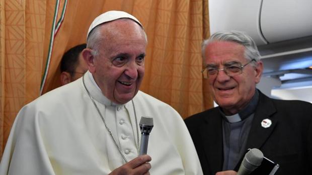 El Papa habla con los periodistas durante una rueda de prensa a bordo del vuelo que lo lleva de regreso a Roma