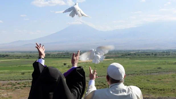 El Papa Francisco y el patriarca armenio Karekin II sueltan dos palomas frente al Monte Ararat