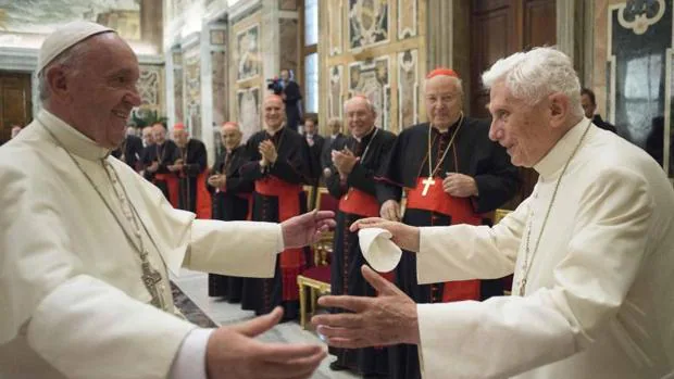 Francisco y Benedicto XVI abrázandose durante una ceremonia por la celebración del 65 aniversario de la ordenación sacerdotal de Joseph Ratzinger, en la Sala Clementina del Palacio Apostólico