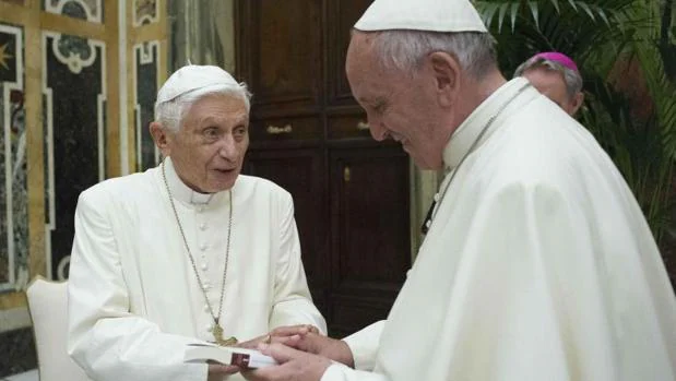 El Papa Francisco saluda a Benedicto XVI en el 65 aniversario de su ordenación sacerdotal