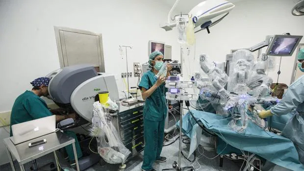 Médicos realizan una intervención quirurgica asistidos por el robot Da Vinci en el Hospital Regional de Málaga
