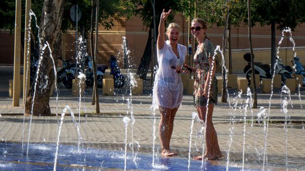 Turistas combaten el calor en Sevilla