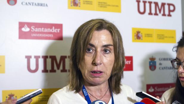 La directora general de Instituto de la Mujer, Rosa Urbón, atiende a los medios en la UIMP en Santander