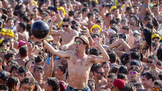 Ambiente en la quinta jornada del Arenal Sound que se está celebrando en la playa del Arenal, en Burriana (Castellón)