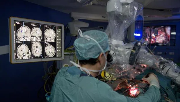 Operación de turmor cerebral en los quirófanos híbridos de la Clínica de la Universidad de Navarra