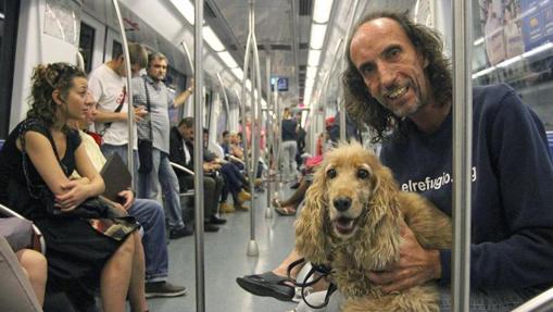 Un dueño con su perro en el Metro de Madrid