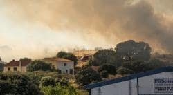 Vuelven a sus casas los vecinos desalojados en un incendio de pastos de Cáceres
