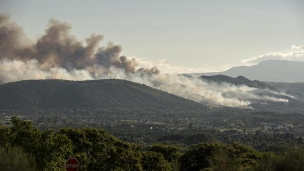 Vista general del incendio forestal en Monterrei