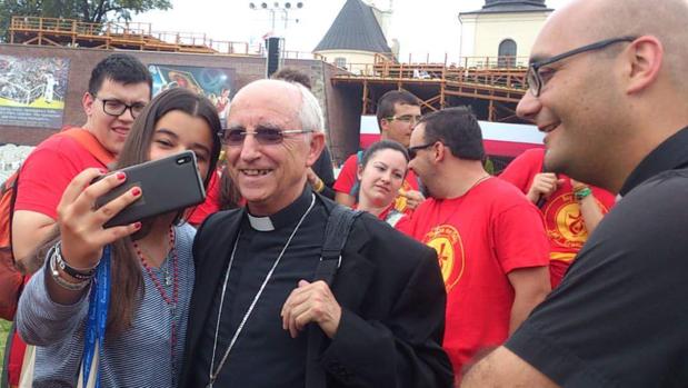 Monseñor Jesús García Burillo se hace un «selfie» junto a una de las peregrinas de la diócesis de Ávila