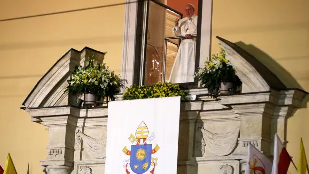 El Papa Francisco habla a los fieles desde la ventana papal en el palacio de los Arzobispos de Cracovia