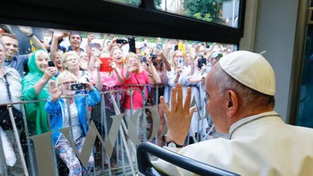 El Papa se trasladó en tranvía al parque Blonia para la ceremonia de bienvenida