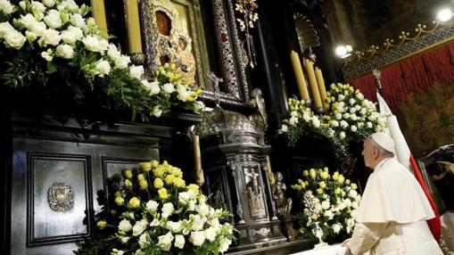 El Papa Francisco reza frente a la imagen de la Virgen Negra en la Capilla de la Imagen Milagrosa del santuario de Jasna Gora, en Czestochowa, Polonia