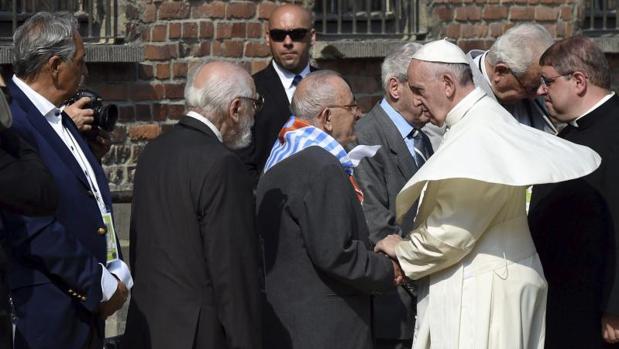 El Papa Francisco se reúne con supervivientes de Auschwitz durante su visita al campo de concentración nazi