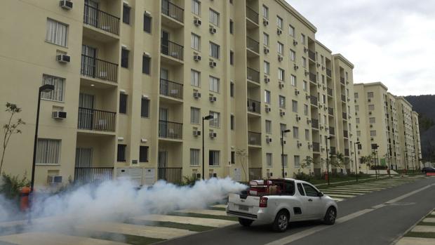 Un coche fumiga con insecticida los alrededores de la Villa Olímpica en Río de Janeiro como medida de prevención contra el zika