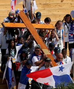 Fieles panameños cargan con la cruz durante la celebración de hoy en Polonia