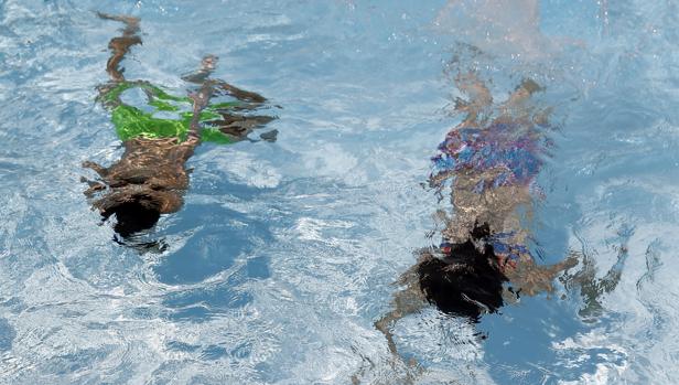 Dos personas en el interior de una piscina