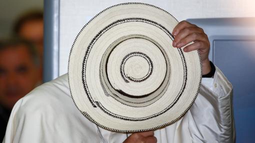 El Papa Francisco, con un sombrero Panameño a bordo del avión en el viaje de vuelta de la JMJ de Cracovia