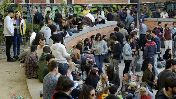 El estudio, de la Universidad de Barcelona, identifica los patrones de personalidad de los jóvenes que participan en un botellón