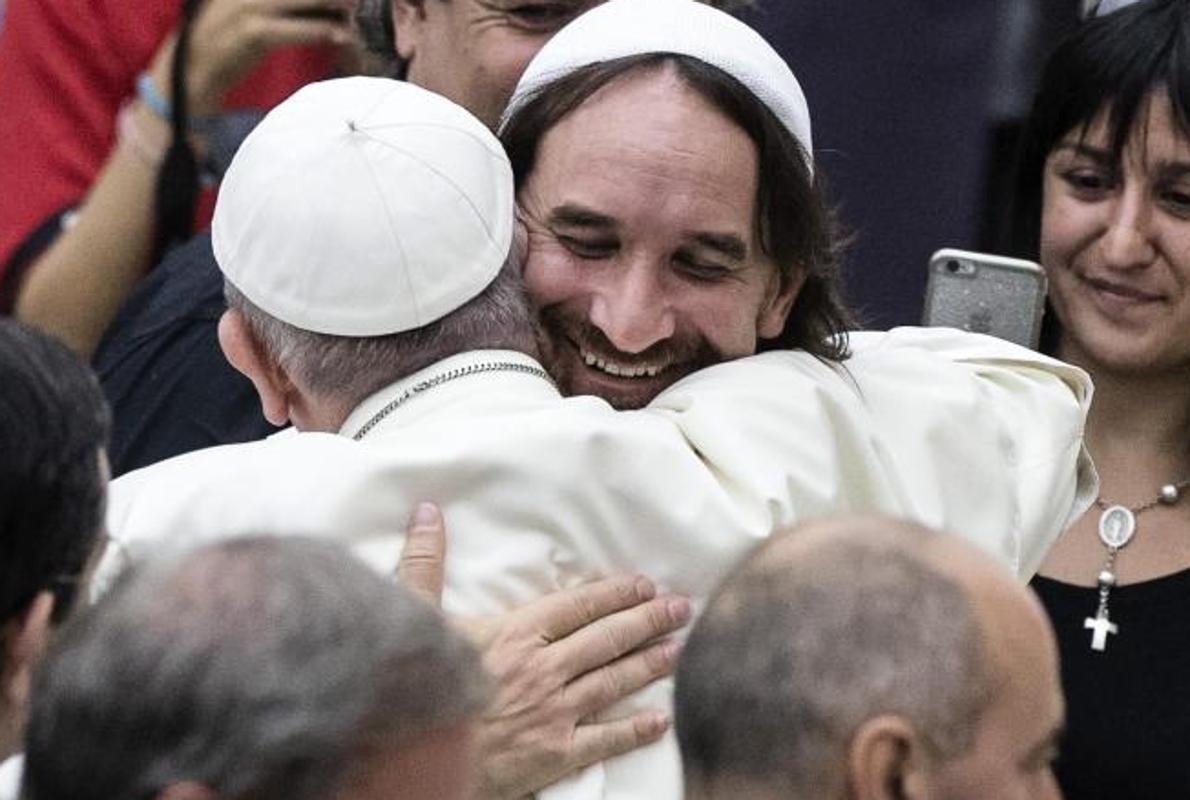 El Papa Francisco abraza al rabino Alejandro Avruj a su llegada a la audiencia general semanal en el Aula Pablo VI, en Ciudad del Vaticano, este miércoles, 3 de agosto de 2016